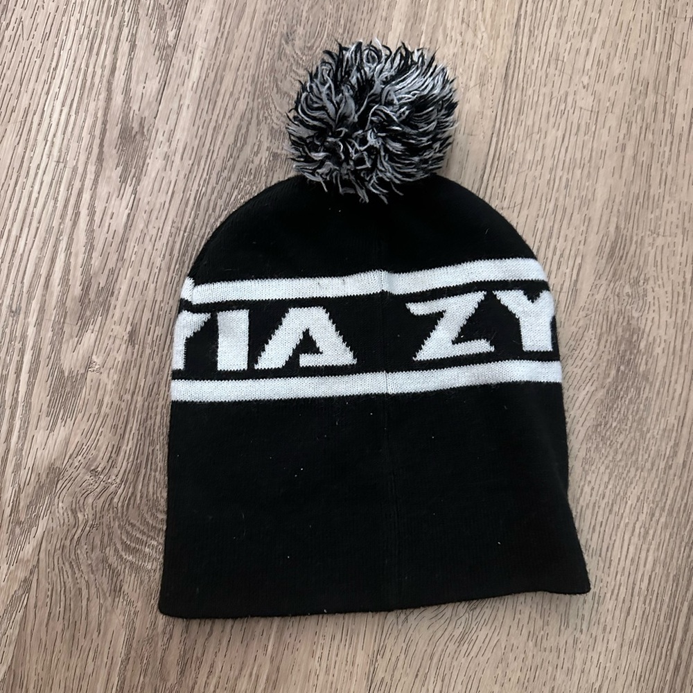 ZYIA Black and White Pom-Pom Beanie